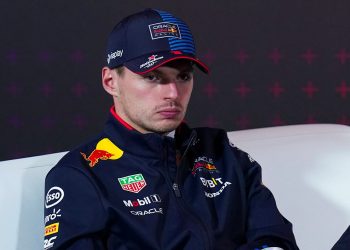 Verstappen is helemaal klaar met kritische fans en haalt verwoestend