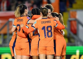 Felle woorden na EK-nederlaag: Van Der Donk in conflict met bondscoach