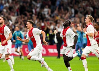 Ajax naar play-offs Europa League na krankzinnige reeks van 34 strafschoppen