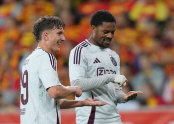 Ajax met één voet in de Europa leugue na overtuigende zege