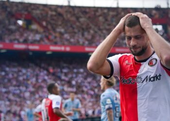 Onrust in de verdediging bij Feyenoord: ‘De bom is gebarsten’