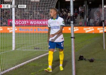 Noa lang wordt helemaal gek na wissel en richt schade aan buiten het veld (Video)