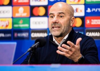 Boze Peter Bosz wijst naar een groep spelers na afslachting tegen Juventus