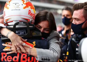 Kelly Piquet zet Max Verstappen in het zonnetje met cryptische boodschap