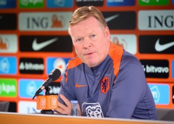 Bondscoach Koeman reageert op een boze reactie van International (Video)