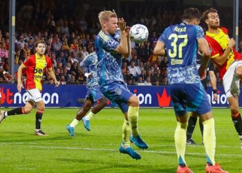 Ajax wordt gered door de VAR en voorkomt een nederlaag