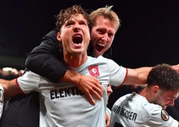 Twente-fans worden keihard uitgelachen door Engelsen na gelijkspel