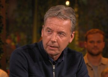 Valentijn Driessen wordt tijdens Voetbal Inside geconfronteerd met zijn foute voorspelling over Ajax