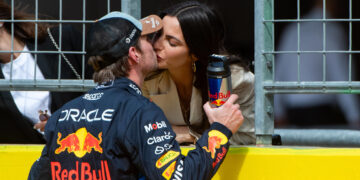 ZIEN: Kelly Piquet en Max Verstappen op camera vastgelegd in Austin