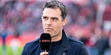 Kenneth Perez haalt keihard uit naar Peter Bosz