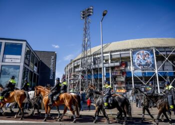 BREAKING: Chaos in Rotterdam klassieker wordt mogelijk zonder fans gespeeld