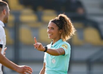 Historisch moment: vrouw leidt voor het eerst wedstrijd in Nederlands betaald mannenvoetbal