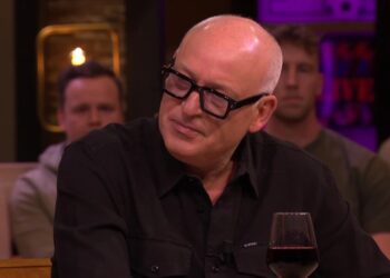 Van der Gijp haalt fel uit naar internationale toptrainer: ‘Soort boekhouder, rare idioot’