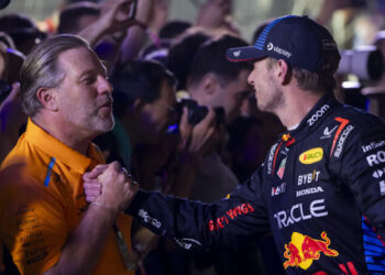 Max Verstappen haalt uit naar Zak Brown na vierde wereldtitel: “Dit jaar is het anders”