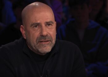 Peter Bosz wordt bij Jinek verrast met een hele bijzondere emotionele boodschap