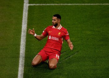 Liverpool onder leiding van Arne Slot wint van Ruud van Nistelrooij dankzij doelpunt en assist van Cody Gakpo