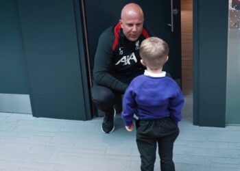 Liverpool deelt hartverwarmende ontmoeting tussen Arne Slot en jonge fan Isaac