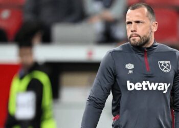 John Heitinga maakt zich op voor zijn debuut als hoofdtrainer in het buitenland