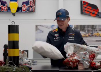 Max Verstappen krijgt bizar kerstcadeau van Red Bull