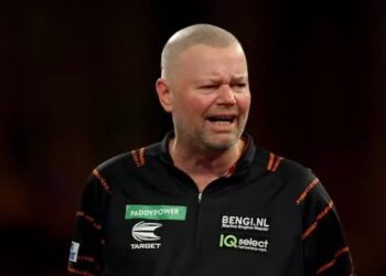 Hopeloze wedstrijd leidt tot diepte punt voor Raymond van Barneveld op het WK darts