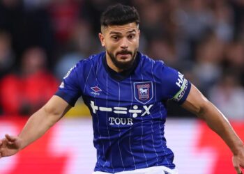 Ipswich Town steunt aanvoerder Sam Morsy na weigering regenboogband