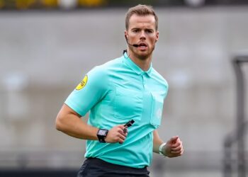 Analist uit kritiek op scheidsrechter bij Feyenoord-Fortuna: ‘Dit kan echt niet’