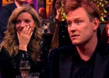 Emotioneel afscheid: Sam Hagens bedankt collega Merel Ek met een glimlach en een grap