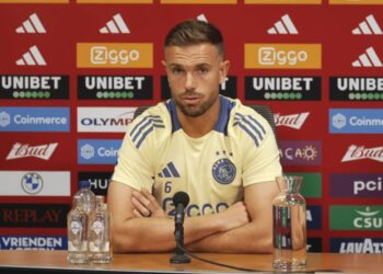 ‘Bizarre plottwist: Henderson laat transferwens varen en blijft alsnog in Amsterdam!’