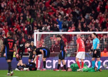 Danny Makkelie zwaar onder vuur na controversiële beslissingen in Benfica-Barcelona