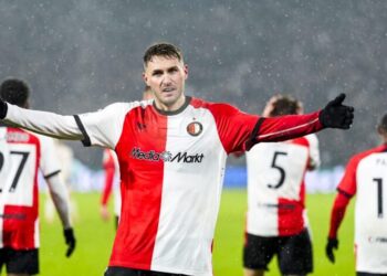 Transfer Santiago Giménez dreigt te klappen na bizarre actie Feyenoord