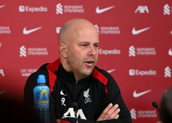 Beschamende blunder voor Arne Slot tijdens de persconferentie