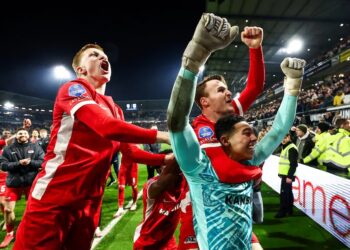 AZ overleeft penaltythriller en bereikt finale van de KNVB Beker