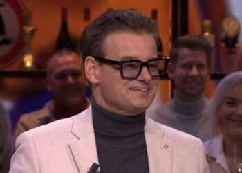Wilfred lacht om onderzoek over bril René Van der Gijp