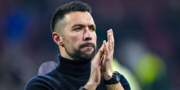 Ajax-trainer Farioli barst in tranen uit: “Ik wil niet meer huilen.”