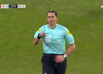 Bizar scheidsrechters moment bij PSV – FC Utrecht