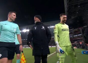 John de Wolf confronteert scheidsrechter Van Boekel na controversieel doelpunt van PSV