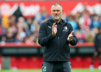 John de Wolf confronteert scheidsrechter Van Boekel na controversieel doelpunt van PSV