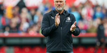 John de Wolf confronteert scheidsrechter Van Boekel na controversieel doelpunt van PSV