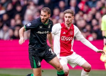 Ajax wint van Feyenoord in knotsgekke klassieker