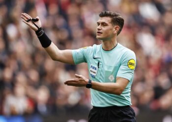KNVB treft strenge maatregelen : ‘Ajax-wedstrijd eindigt in controverse.’