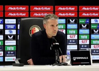 Robin van Persie haalt keihard uit naar Valentijn Driessen tijdens persconferentie