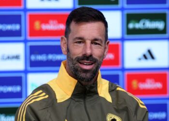 Ruud van Nistel­rooij enorm teleurgesteld na buitenspel­goal in 93ste minuut door ontbreken VAR: ‘Het is een halve meter’