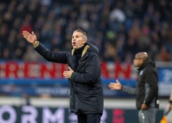 Bizarre arbitrageblunder bij Heerenveen – Fortuna: Van Persie is woest: ‘Schandalig’