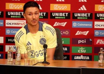 Francesco Farioli en Steven Berghuis woedend over de staat van het grasmat