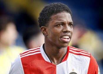 ‘Bizarre wending in Eindhoven: oud-Feyenoorder Malacia ‘hard op weg’ naar PSV’ en zoveel kost hij