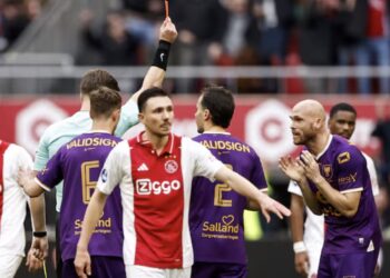 Nieuwe beelden: Ajax en VAR-ioli weer gered van puntenverlies: ‘Schoonzoon van Ajacied’