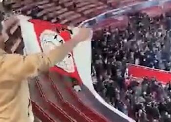 Ajax-supporter zorgt voor opschudding bij PSV-fans na duel in Londen