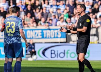 Bas Nijhuis erkent bewuste beslissing bij wedstrijd PEC – Ajax: ‘Ik had een rode kaart kunnen geven’