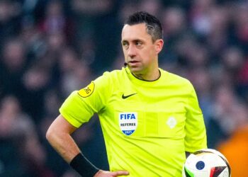 Dennis Higler krijgt straf van KNVB na fouten in wedstrijd Ajax tegen AZ