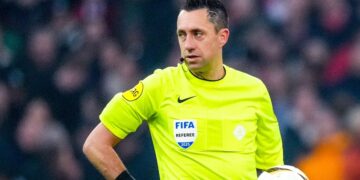 Dennis Higler krijgt straf van KNVB na fouten in wedstrijd Ajax tegen AZ